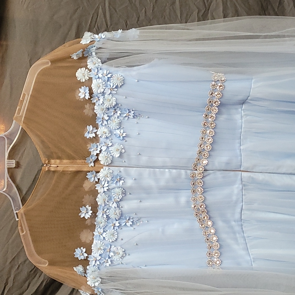 Dress - Picture 7 of 10